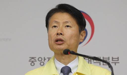 김강립 중앙재난안전대책본부 1총괄조정관이 지난 28일 정부세종청사 보건복지부 브리핑실에서 신종 코로나바이러스 감염증(코로나19) 중앙재난안전대책본부 정례브리핑을 하고 있다. 세종=뉴스1