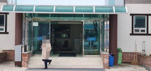 천안 확진자가 예배본 교회 (천안=연합뉴스) 신종 코로나바이러스 감염증(코로나 19) 확진을 받은 천안 5번째 환자가 20일 사진 속 교회에서 수십명 신도들과 함께 예배를 본 것으로 파악됐다. 2020.3.1 (끝)