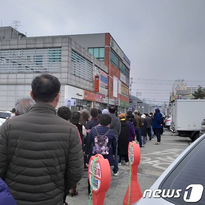 마스크를 사기 위해 용인의 한 농협 하나로마트에서 줄을 서 있는 사람들. 이날 줄은 마트를 에워쌀 정도로 길게 늘어섰다. © News1 김평석 기자