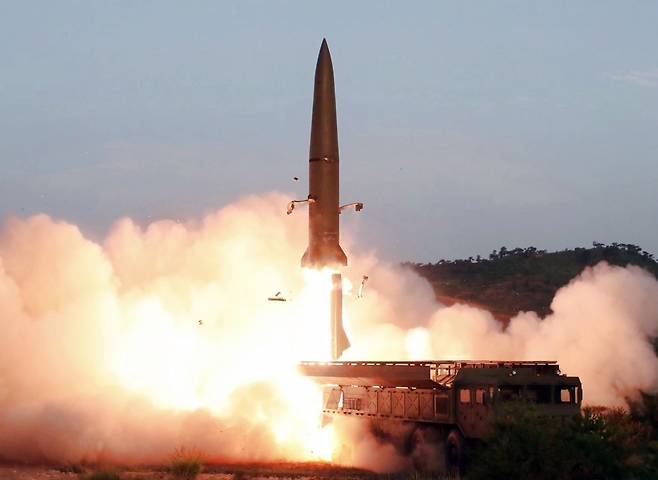 북한이 지난해 7월 발사한 미상의 단거리 발사체가 공중으로 솟구치고 있다.[연합]