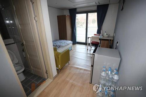 경증 확진자 맞을 중앙교육연수원 창의관 1인실 (대구=연합뉴스) 김현태 기자 = 대구에서 신종 코로나바이러스 감염증(코로나19) 확진자가 늘어나며 병상확보를 위해 2일부터 경증 확진자만 수용해 돌보게 될 대구시 동구 신서동 교육부 중앙교육연수원 창의관 1인실 내부 모습. 2020.3.2 mtkht@yna.co.kr (끝)