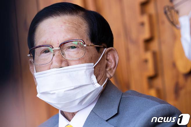 이만희 신천지예수교 증거장막성전 총회장이 2일 오후 경기 가평 신천지 평화의 궁전에서 열린 코로나바이러스 감염증(코로나19) 사태 관련 기자회견을 하고 있다. 2020.3.2/뉴스1 © News1 허경 기자