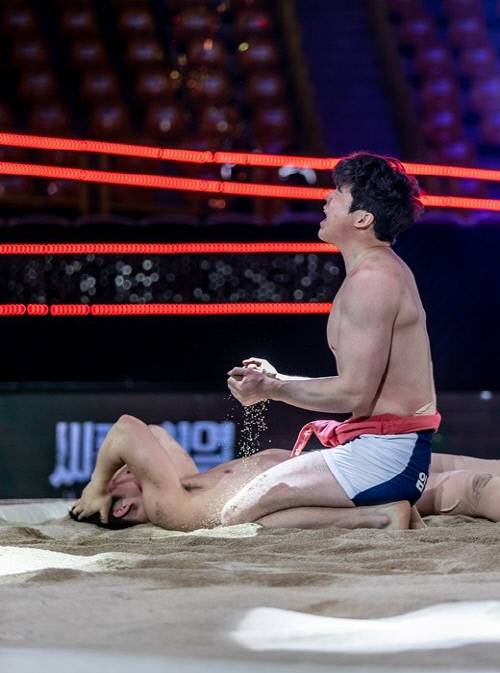 ‘제1회 태극장사 씨름대회’ 결승전에서 김기수를 꺾고 승리한 임태혁이 포효하고 있다. 사진 | KBS 제공