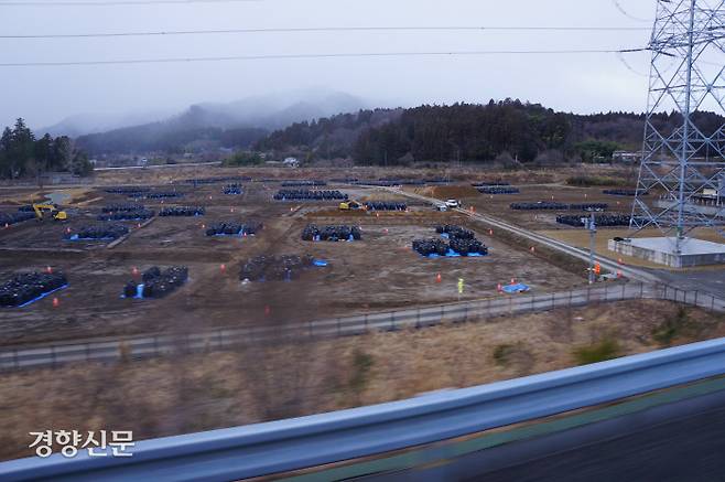 작물 대신 쌓여 있는 방사능 오염토 봉지 지난달 27일 일본 후쿠시마현 후타바군에 오염토를 담은 ‘후레콘 백’(대형 쓰레기 봉지)이 쌓여 있다. 후타바 | 김진우 특파원
