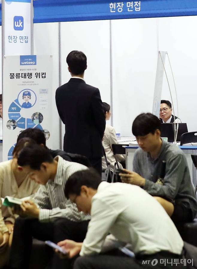 지난해 서울 강남구 코엑스에서 열린 2019 물류산업 청년 채용박람회에서 취업준비생들이 현장면접을 기다리고 있다. / 사진=김휘선 기자 hwijpg@