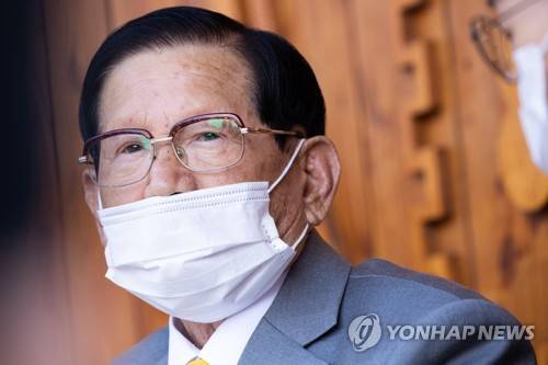 기자회견 하는 신천지 이만희 총회장 (가평=연합뉴스) 김주성 기자 = 지난 2일 경기도 가평군 신천지예수교 증거장막성전(신천지) 평화의 궁전에서 이만희 총회장이 기자회견을 열고 입장을 발표하고 있다. utzza@yna.co.kr