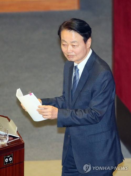 비교섭단체 대표발언 마친 미래한국당 한선교 대표 (서울=연합뉴스) 진성철 기자 = 미래한국당 한선교 대표가 3일 국회 본회의에서 비교섭단체 대표발언을 마친 뒤 인사하고 있다. 2020.3.3 zjin@yna.co.kr
