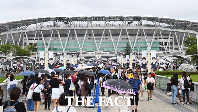 공연계가 '코로나19'의 돌발 허들에 위기를 맞고 있다. 방탄소년단(BTS)의 4월 서울 공연은 코로나 확산으로 자체 취소 결정을 내려 공연계의 '코로나 충격'을 상징적으로 보여주고 있다. 사진은 지난해 BTS 일본 시즈오카 공연 당시 장면. /시즈오카=배정한 기자