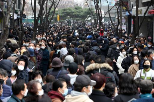 지난 1일 서울 양천구 행복한백화점에서 열린 마스크 긴급 노마진 판매행사에서 시민들이 마스크를 구입하기 위해 줄을 서 있다. 뉴스1