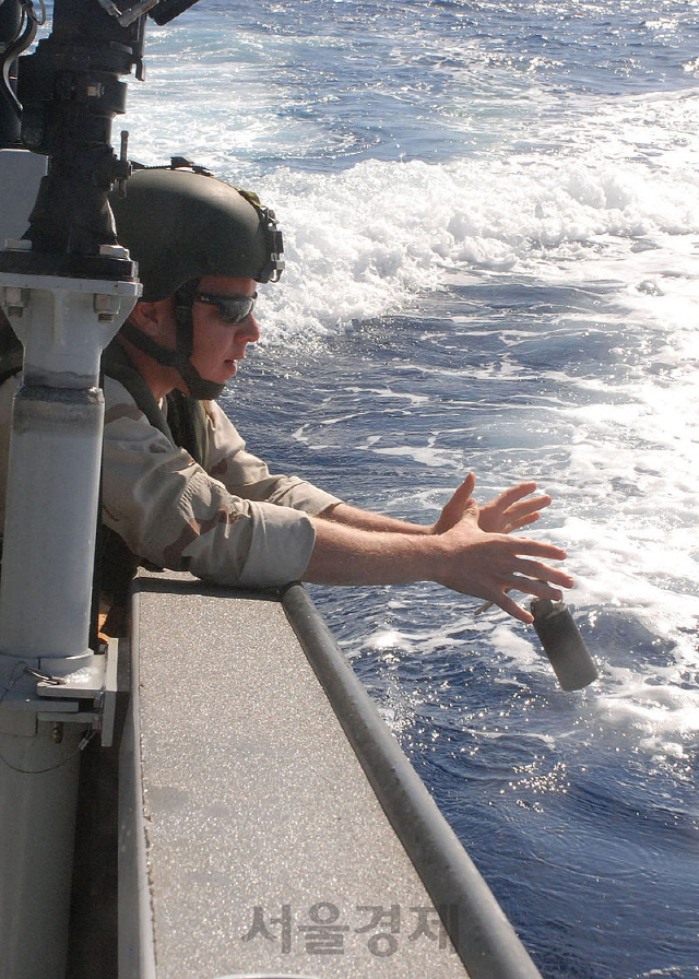 Mk3A2 수류탄 투하 훈련 중인 미국 해안경비대원. 투척 방식이 일반 수류탄과 다르다. 이번 사고에서도 중상자 한 명의 손목 절단 수술이 필요하다는 점에서 사진과 같은 방식으로 투하하는 훈련을 진행했던 것으로 추정된다. Mk3 수류탄 시리즈는 파편이 없어 육상의 살상력은 적지만 수중에서는 폭발력이 배가돼 침투하는 적 잠수요원에게 치명상을 안겨줄 수 있다./사진= 위키피디아