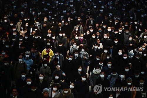 (도쿄 AFP=연합뉴스) 마스크 쓴 시민들이 2020년 2월 28일 오전 일본 도쿄도(東京都) 시나가와(品川)역을 지나 출근하고 있다.