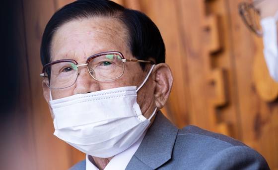 이만희 신천지예수교 증거장막성전 총회장이 지난 2일 코로나19 사태 관련 기자회견에서 질문을 듣고 있다. 사진=뉴시스