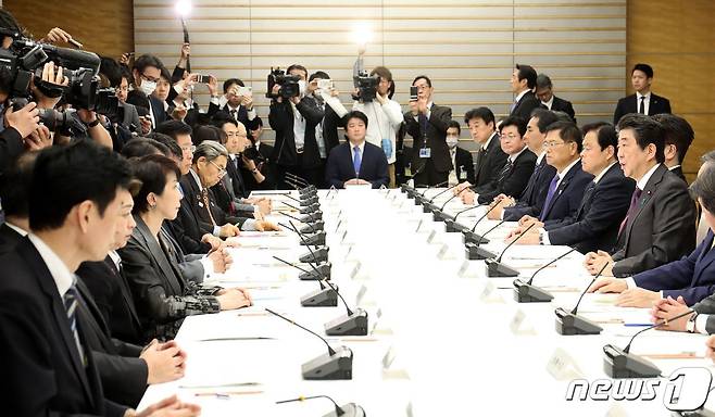 지난 1일 도쿄 총리 관저에서 열린 코로나19 감염증 대책회의. © AFP=뉴스1