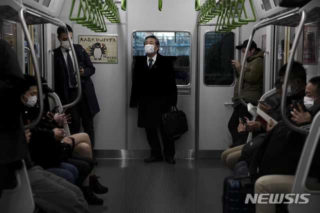 [도쿄=AP/뉴시스]지난 3일 일본 도쿄에서 마스크를 쓴시민들이 열차로 출근하고 있다. 2020.03.03.