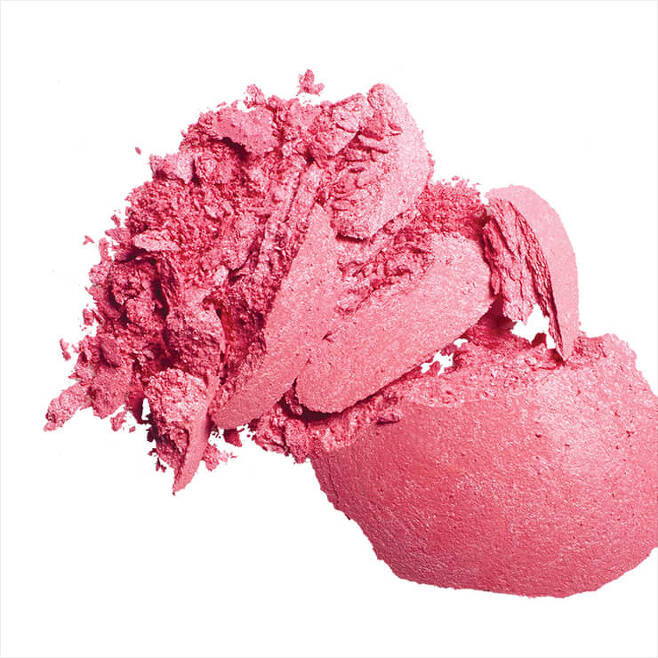 맑은 핑크 컬러로 봄날의 싱그러운 혈색을 부여하는 블러셔. 쥬 꽁뜨라스뜨, 330 로즈 뻬띠양, 6만1천원.