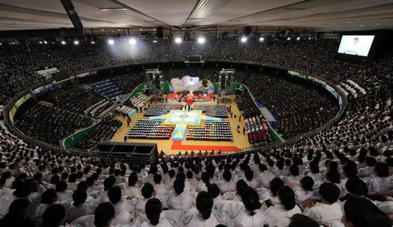 신천지가 서울 잠실 실내체육관에서 창립 기념예배 행사를 하고 있다. [사진 신천지예수교]