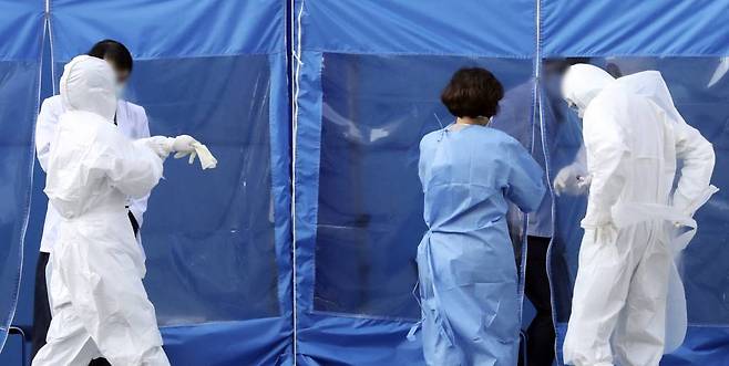 6일 오전 간호사, 간호조무사, 입원 환자 등 8명이 신종 코로나바이러스 감염증(코로나19) 확진 판정을 받은 경기 성남 분당제생병원 선별진료소에서 의료진들이 검체 채취를 위해 이동하고 있다. 2020.03.06. 뉴시스