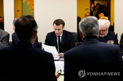 엘리제궁에서 코로나19 대응을 논의하는 마크롱(가운데) 프랑스 대통령 [AFP=연합뉴스]