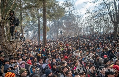 터키ㆍ그리스 국경선에 몰려든 이주자들 터키 에디른 주의 국경선 완충지대에서 지난달 29일(현지시간) 국경 넘기를 시도하는 수천명의 이주자들이 그리스 경찰과 대치하고 있다. 터키는 최근 시리아 내전이 격화해 국내에 유입된 피란민을 더는 감당할 수 없다는 구실로 이들이 그리스와 불가리아 등 주변 유럽연합(EU) 회원국들로 이동하는 것을 막지 않겠다고 지난달 28일 선언했다. [AFP=연합뉴스 자료사진]