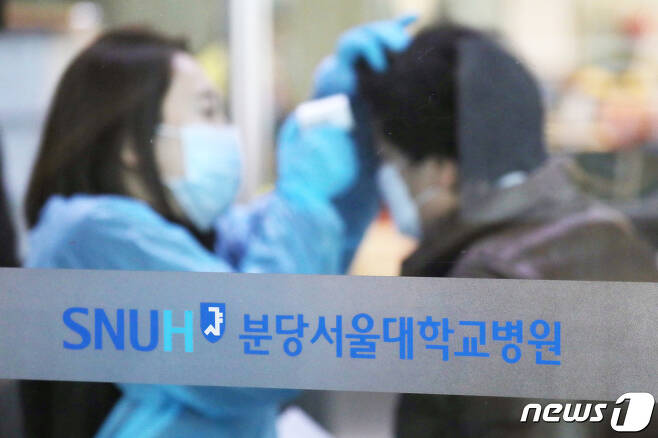 9일 오후 경기도 성남시 분당 서울대학교 병원에서 방문객들이 발열 검사를 받고 출입하고 있다. 2020.3.9/뉴스1 © News1 조태형 기자
