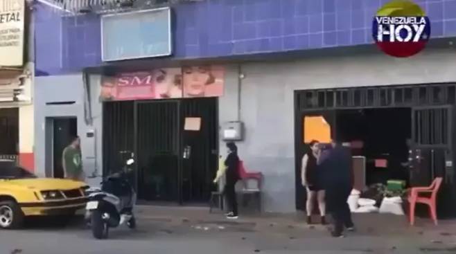 매춘업소가 채소 판매…베네수엘라 경제난이 빚은 진풍경