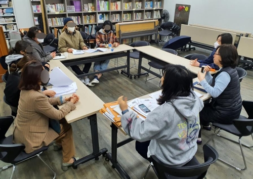 부산 A 대안학교 졸업생들이 부산성폭력상담소와 상담을 하고 있다. [손형주 기자]