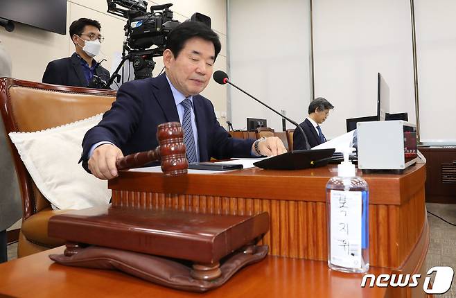 김진표 코로나19대책특위 위원장이 12일 오후 서울 여의도 국회 보건복지위원회에서 열린 국회 코로나19 대책 특별위원회에서 의사봉을 두드리고 있다. 2020.3.12/뉴스1 © News1 박세연 기자