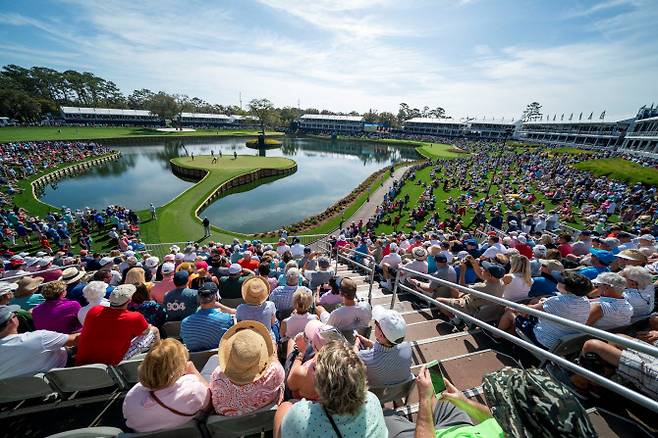 PGA 투어 플레이어스 챔피언십 1라운드가 열린 TPC 소그래스 스타디움 코스 17번홀에서 갤러리들이 경기를 관전하고 있다. (사진=AFPBBNews)