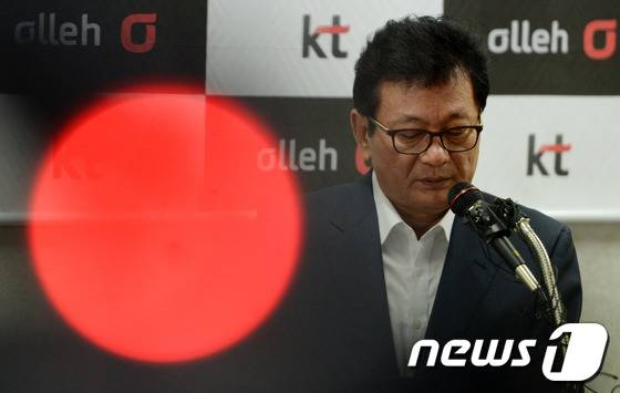 지난 2013년 무궁화 위성 헐값매각 논란이 커지자 당시김영택 전 KT SAT 부사장이 서울 광화문 KT사옥에서 관련 입장을 발표하는 모습. 당시 김 전 부사장은 "매각한 위성은 국가 자산이 아닌 민영화된 KT 소유의 자산"이라 밝히고 실제 매각금액은 약 200억원이 넘는다고 주장했다. 2013.11.4/뉴스1