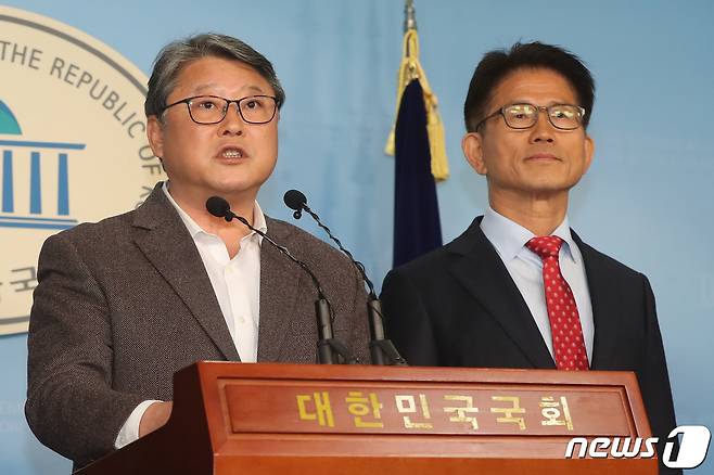 조원진(왼쪽), 김문수 자유공화당 공동대표. © News1 임세영 기자