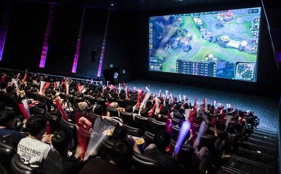 메가박스 코엑스점에서 지난해 '2019 LOL 월드 챔피언십' SKT와 G2의 4강전을 관람하는 관객들이 환호하고 있다. 권혁재 기자