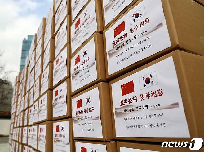 주한중국대사관이 지난 12일 서울시에 방역 마스크 25,000장을 보냈다. (서울시 제공) 2020.3.13/뉴스1