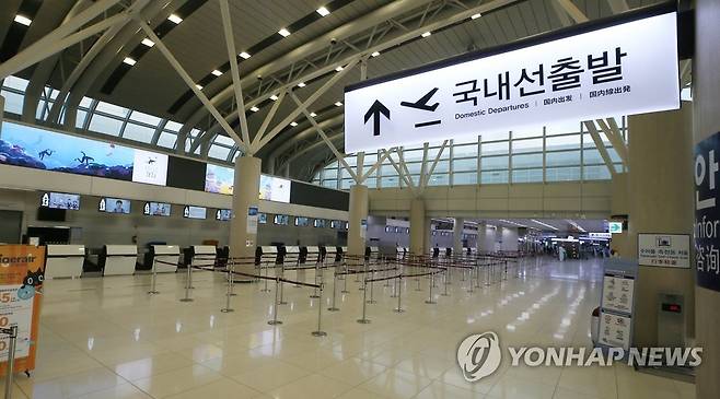 텅 빈 제주국제공항 국제선 대합실 (제주=연합뉴스) 변지철 기자 = 14일 오전 제주국제공항 국제선 출발 대합실이 신종 코로나바이러스(코로나19) 여파로 썰렁한 모습을 보이고 있다. 2020.3.14 bjc@yna.co.kr