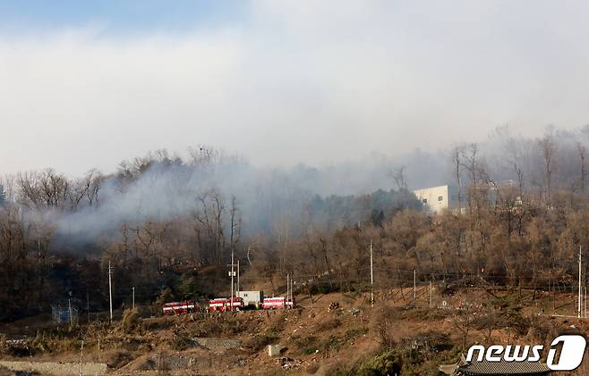 15일 오후 3시쯤 인천시 연수구 연경산에서 산불이 발생했다. .2020.3.15/뉴스1 © News1 정진욱 기자