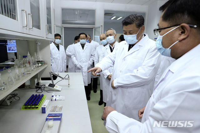 [베이징=AP/뉴시스]시진핑(오른쪽 두 번째) 중국 국가주석이 2일(현지시간) 베이징의 중국 군사의학연구원을 방문해 연구진과 얘기하고 있다. 시 주석은 연구진을 격려하고 신종 코로나바이러스 감염증(코로나19) 백신과 치료제 개발에 박차를 가할 것을 주문하면서 "코로나19의 근원과 전파 경로를 연구할 것"을 지시했다. 2020.03.03.