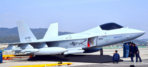 지난해 10월 14일 경기 성남 서울공항에서 열린 서울 국제 항공우주 및 방위산업 전시회(서울 ADEX 2019) 프레스 데이 행사에서 공군의 한국형전투기(KF-X)의 실물모형이 공개되고 있다. 이재문 기자