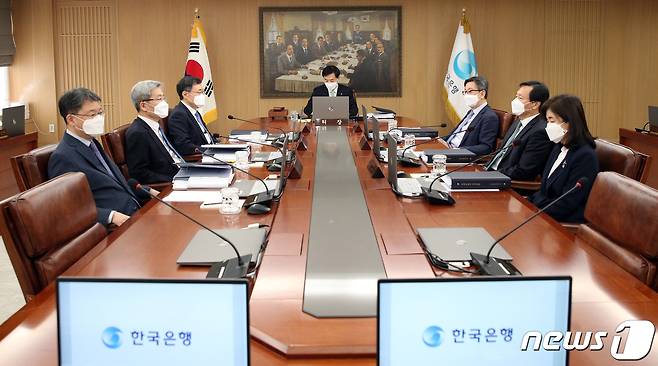 이주열 한국은행 총재가 27일 서울 중구 한국은행에서 열린 금융통화위원회를 주재하고 있다. (한국은행 제공) 2020.2.27/뉴스1