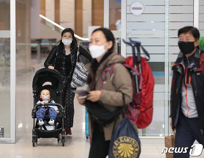 16일 오후 인천국제공항 2터미널에서 파리발 여객기를 타고 도착한 승객들이 입국장을 나서고 있다. 정부가 신종 코로나바이러스 감염증(코로나19) 유입을 막기 위해 유럽 전역에 대해 16일 0시부터 특별입국절차를 적용했다. 2020.3.16/뉴스1 © News1 신웅수 기자