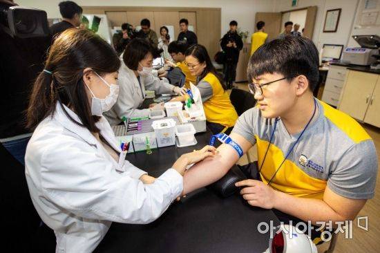 29일 서울 영등포구 서울지방병무청에서 열린 '부모와 함께하는 병역판정검사 체험 행사'에서 징병검사자들이 부모님과 함께 신체검사를 받고 있다./강진형 기자aymsdream@