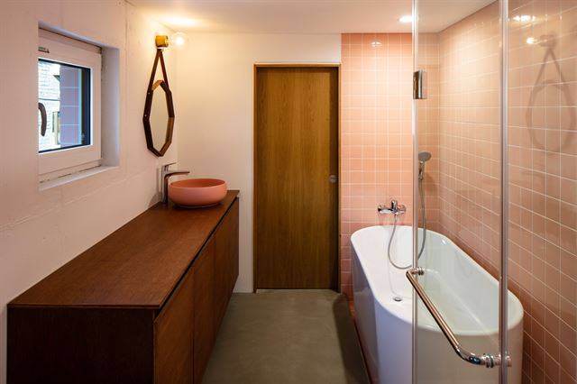 3층 거실 뒤편에는 분홍 타일을 붙인 여자 화장실이 있다. 협소주택이지만 각자의 화장실을 두어 사용 편리를 높였다. ©진효숙 건축사진작가