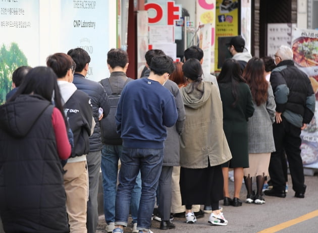 2020년 3월 13일 오후 서울 시내의 한 약국에서 시민들이 마스크를 구매하기 위해 줄을 서고 있다. 사진=연합뉴스