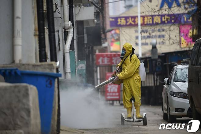 중국 후베이성 우한시 거주 밀집 지역에서 방역 인력이 소독약을 뿌리고 있다. © AFP=뉴스1