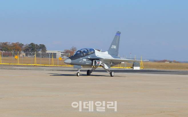 한국항공우주산업이 미 공군 고등훈련기 사업에 참여했던 2016년 미국 사우스 캐롤라이나에 위치한 도날슨 센터 공항에서 당시 제안 항공기였던 T-50A가 이륙을 준비하고 있다. [사진=방위사업청]