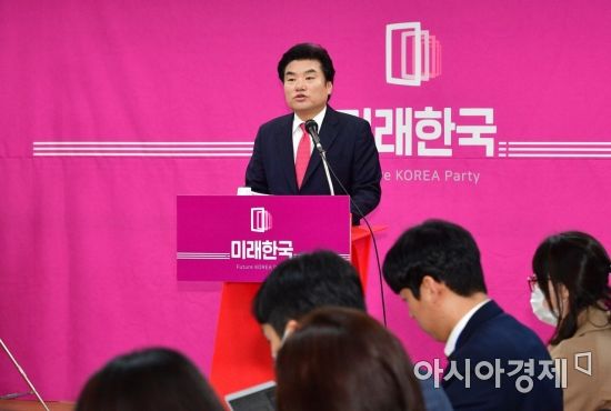 미래한국당 대표로 추대된 원유철 의원이 20일 서울 영등포 당사에서 기자회견을 갖고 있다./윤동주 기자 doso7@