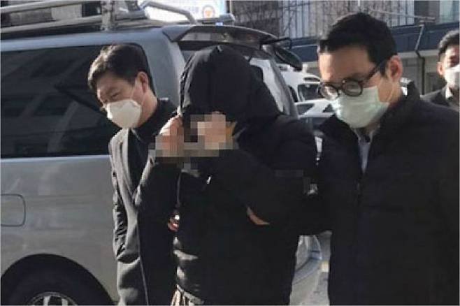 이른바 텔레그램 '박사방'을 운영하며 미성년자 등을 상대로 성 착취물을 제작하고 유포한 혐의를 받는 20대 피의자 A씨가 구속 전 피의자 심문(영장실질심사)을 마친 뒤 서울 종로경찰서 유치장으로 들어가고 있다. (사진=연합뉴스)