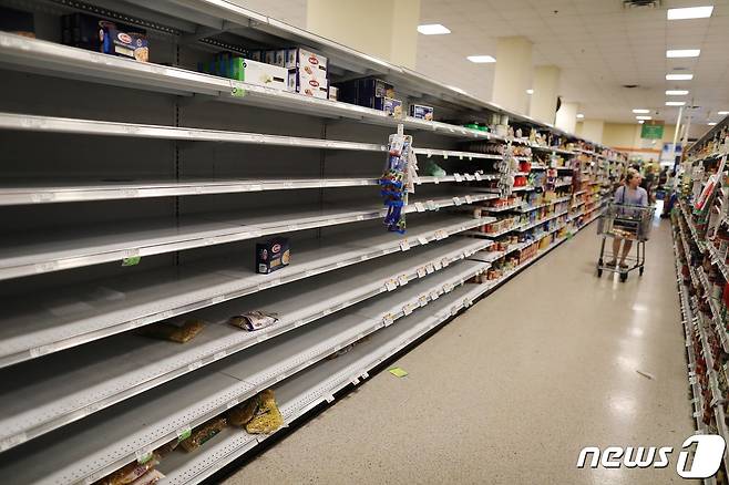 지난 14일 미국 플로리다주 마이애미의 한 양판점의 식료품 칸이 텅텅 비어있다. © AFP=뉴스1 © News1 이동원 기자