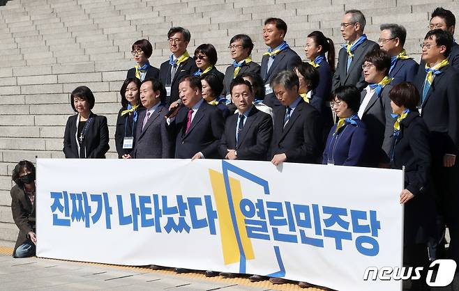 이근식 열린민주당 대표가 22일 서울 여의도 국회 본청 계단에서 열린 비례대표 후보 경선 참가자 공개 기자회견에서 인사말을 하고 있다. 2020.03.22/뉴스1 © News1 박세연 기자