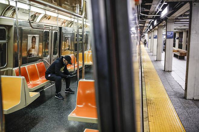 미국 뉴욕 지하철이 20일(현지시간) 승객이 거의 없이 텅 비어 있다. 21일까지 뉴욕주에서만 1만명 넘는 코로나19 감염자가 나왔다.  뉴욕 | AP연합뉴스