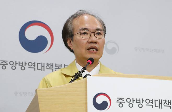 권준욱 부본부장 '개인위생수칙 준수 및 사회적 거리두기 실천 계속 당부'
(청주=연합뉴스) 김주형 기자 = 권준욱 중앙방역대책부본부장(국립보건연구원장)이 5일 오후 충북 청주시 질병관리본부에서 코로나19 국내 발생현황 및 확진환자 중간조사 결과 등 정례브리핑을 하고 있다. 2020.3.5
kjhpress@yna.co.kr
(끝)
<저작권자(c) 연합뉴스, 무단 전재-재배포 금지>