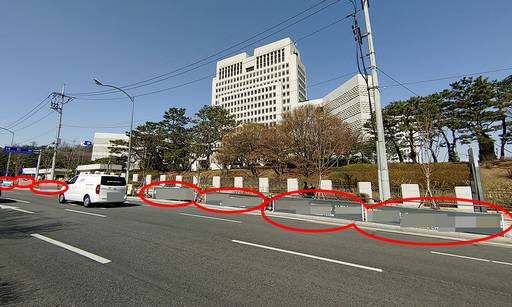 지난 20일 서울 서초구 대법원 앞 안전 펜스에는 대법원을 비난하는 대형 현수막이 강풍에 찢어질 듯 펄럭이고 있다.